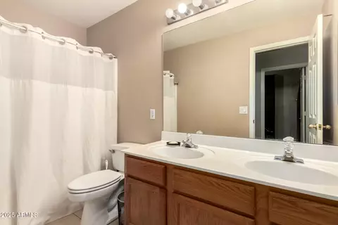 Bath - 4604 E Summerhaven Dr, Phoenix, AZ 85044 photo 4 of 4