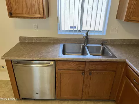 Kitchen - 2221 E Union Hills Dr #165, Phoenix, AZ 85024 photo 2 of 5