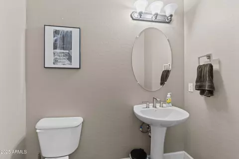 Bath - 2879 E Janelle Way, Gilbert, AZ 85298 photo 1 of 3