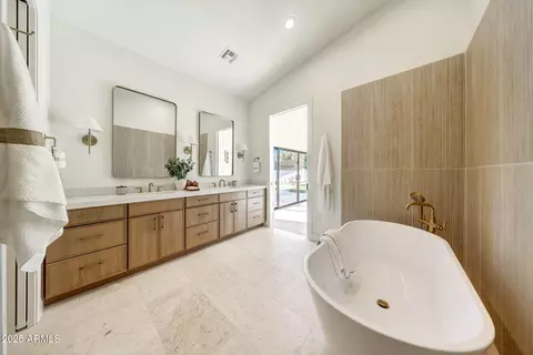 Bath - 6050 E Hollyhock St, Phoenix, AZ 85018 photo 3 of 8