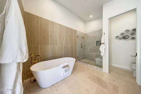 Bath - 6050 E Hollyhock St, Phoenix, AZ 85018 photo 2 of 8