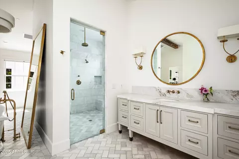 Bath - 4536 N 49th Pl, Phoenix, AZ 85018 photo 4 of 9