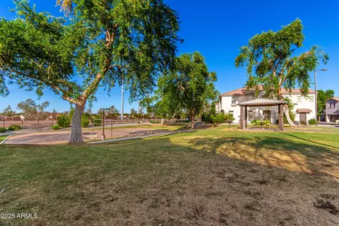 Exterior - 2868 E Dunbar Dr, Phoenix, AZ 85042 photo 5 of 9