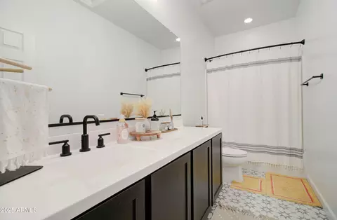 Bath - 9817 E Sunspot Dr, Mesa, AZ 85212 photo 4 of 5