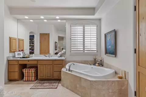 Bath - 1526 Eugie Ave, Phoenix, AZ 85022 photo 2 of 6