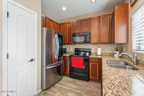 Kitchen - 1138 S Olympic Dr, Gilbert, AZ 85296 photo 2 of 3