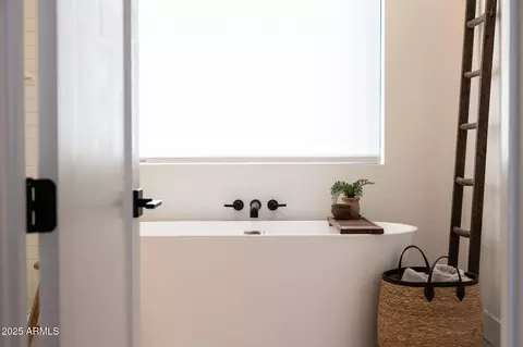 Bath - 4120 E Fairmount Ave, Phoenix, AZ 85018 photo 3 of 9