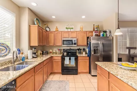 Kitchen - 4368 E Sack Dr, Phoenix, AZ 85050 photo 3 of 6