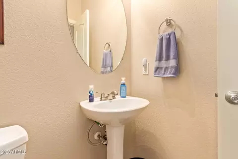 Bath - 4368 E Sack Dr, Phoenix, AZ 85050 photo 1 of 3