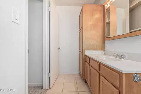 Bath - 4134 W Linger Ln, Phoenix, AZ 85051 photo 2 of 3