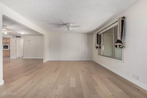 Living - 4134 W Linger Ln, Phoenix, AZ 85051 photo 2 of 5