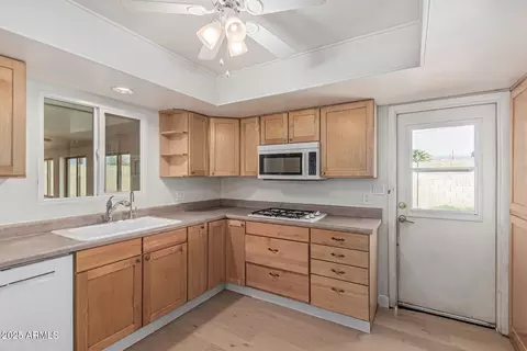 Kitchen - 4134 W Linger Ln, Phoenix, AZ 85051 photo 2 of 4