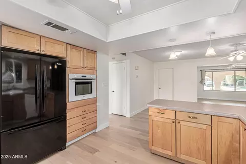 Kitchen - 4134 W Linger Ln, Phoenix, AZ 85051 photo 3 of 4