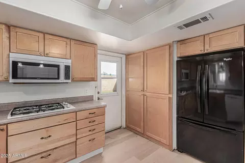 Kitchen - 4134 W Linger Ln, Phoenix, AZ 85051 photo 4 of 4