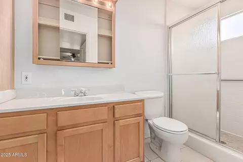 Bath - 4134 W Linger Ln, Phoenix, AZ 85051 photo 1 of 3