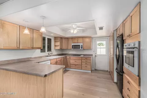 Kitchen - 4134 W Linger Ln, Phoenix, AZ 85051 photo 1 of 4