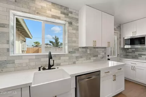 Kitchen - 1642 E Turney Ave, Phoenix, AZ 85016 photo 5 of 6