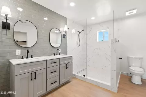 Bath - 1642 E Turney Ave, Phoenix, AZ 85016 photo 1 of 3