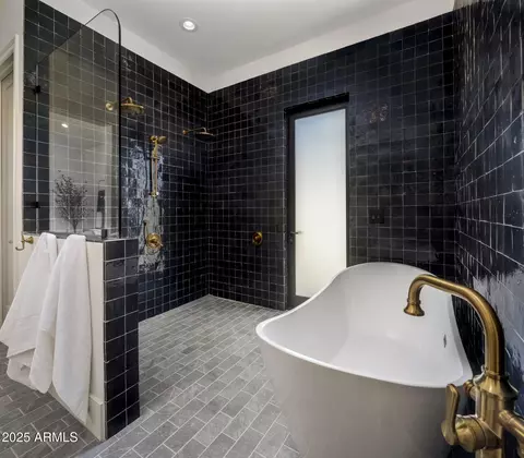 Bath - 2108 E Solano Dr, Phoenix, AZ 85016 photo 1 of 7