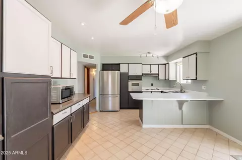 Kitchen - 7313 N 16th Pl N, Phoenix, AZ 85020 photo 6 of 10