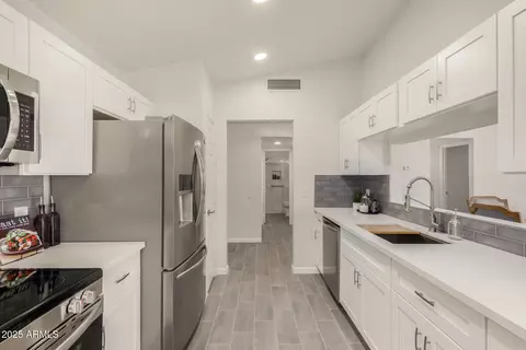 Kitchen - 4214 E Agave Rd, Phoenix, AZ 85044 photo 4 of 5