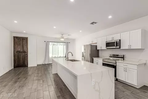 Kitchen - 2640 E Beverly Ln E, Phoenix, AZ 85032 photo 4 of 5