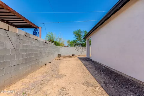 Exterior - 2640 E Beverly Ln E, Phoenix, AZ 85032 photo 5 of 7