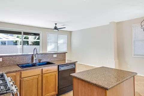 Kitchen - 2315 E Pecan Rd, Phoenix, AZ 85040 photo 6 of 6