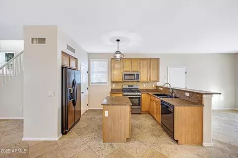 Kitchen - 2315 E Pecan Rd, Phoenix, AZ 85040 photo 4 of 6
