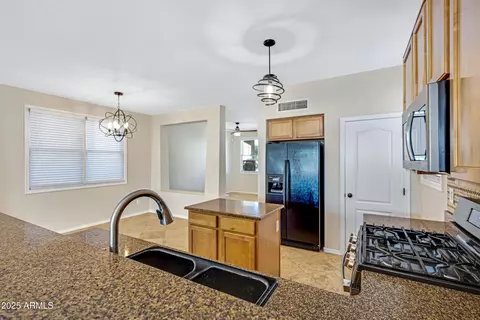 Kitchen - 2315 E Pecan Rd, Phoenix, AZ 85040 photo 3 of 6