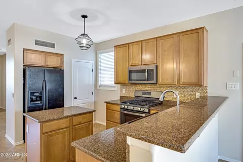 Kitchen - 2315 E Pecan Rd, Phoenix, AZ 85040 photo 2 of 6