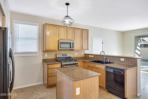 Kitchen - 2315 E Pecan Rd, Phoenix, AZ 85040 photo 5 of 6