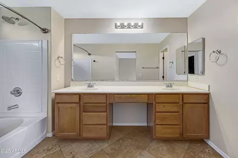 Bath - 2315 E Pecan Rd, Phoenix, AZ 85040 photo 3 of 4