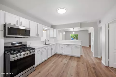 Kitchen - 20 E Saint Charles Ave, Phoenix, AZ 85042 photo 1 of 2