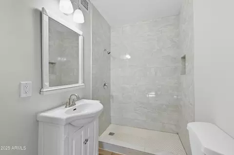 Bath - 20 E Saint Charles Ave, Phoenix, AZ 85042 photo 2 of 2