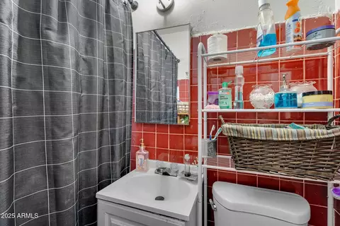 Bath - 2817 E Avalon Dr, Phoenix, AZ 85016 photo 1 of 1