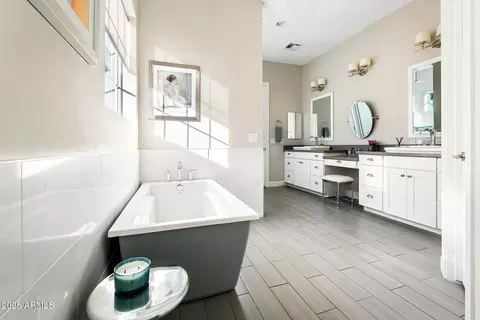 Bath - 3560 E Oregon Ave, Phoenix, AZ 85018 photo 1 of 8