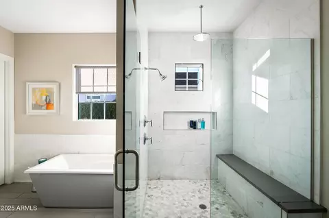 Bath - 3560 E Oregon Ave, Phoenix, AZ 85018 photo 3 of 8