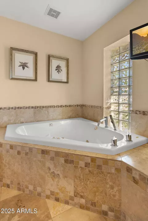 Bath - 4631 E Cochise Dr, Phoenix, AZ 85028 photo 2 of 7