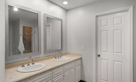 Bath - 4631 E Cochise Dr, Phoenix, AZ 85028 photo 5 of 7