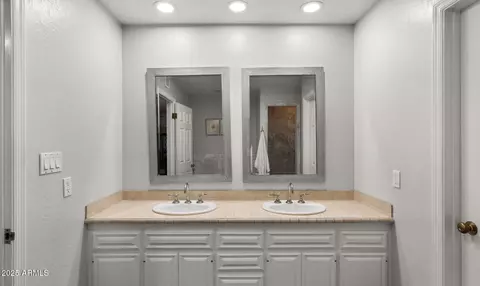 Bath - 4631 E Cochise Dr, Phoenix, AZ 85028 photo 6 of 7