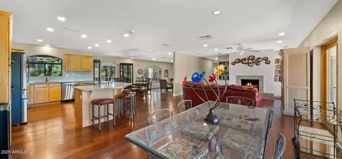 Dining - 4631 E Cochise Dr, Phoenix, AZ 85028 photo 3 of 3