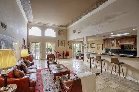 Living - 2637 E Beekman Pl, Phoenix, AZ 85016 photo 2 of 4