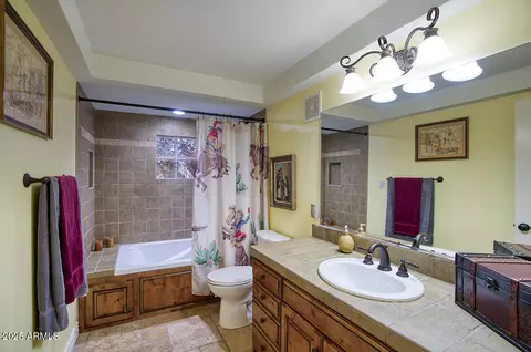 Bath - 2637 E Beekman Pl, Phoenix, AZ 85016 photo 2 of 3