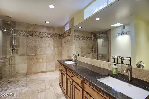 Bath - 2637 E Beekman Pl, Phoenix, AZ 85016 photo 1 of 3