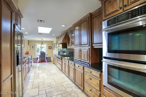 Kitchen - 2637 E Beekman Pl, Phoenix, AZ 85016 photo 3 of 3