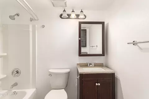 Bath - 1412 E Carter Rd, Phoenix, AZ 85042 photo 1 of 2