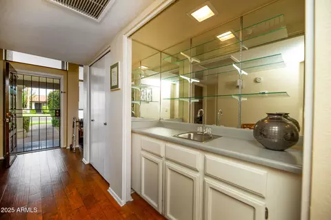 Entry Way - 629 E Jeffrey Ave, Phoenix, AZ 85020 photo 3 of 5