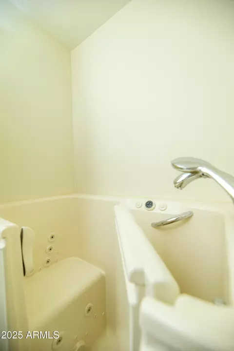 Bath - 629 E Jeffrey Ave, Phoenix, AZ 85020 photo 7 of 8