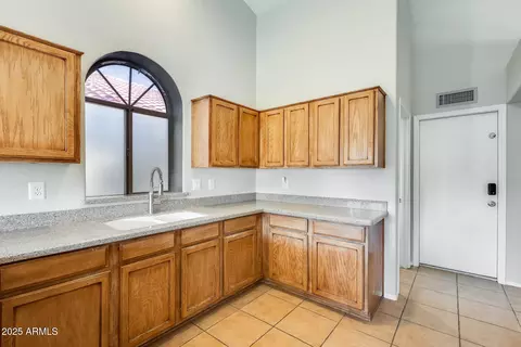 Kitchen - 2545 E Granite View Dr, Phoenix, AZ 85048 photo 4 of 5